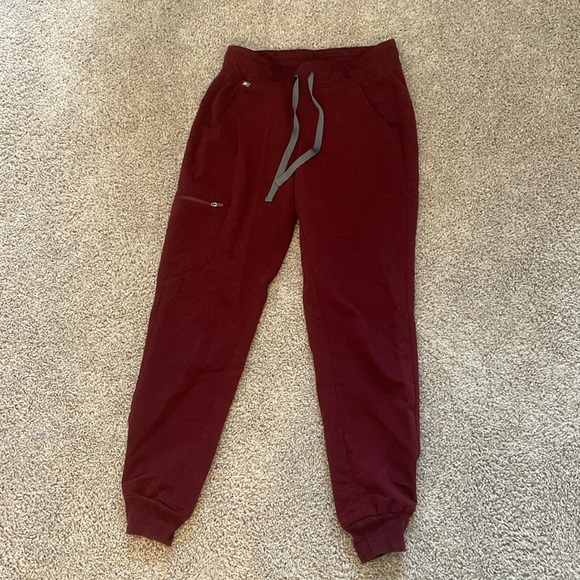 FIGS size XS Zamora Joggers in maroon color - Picture 4 of 7